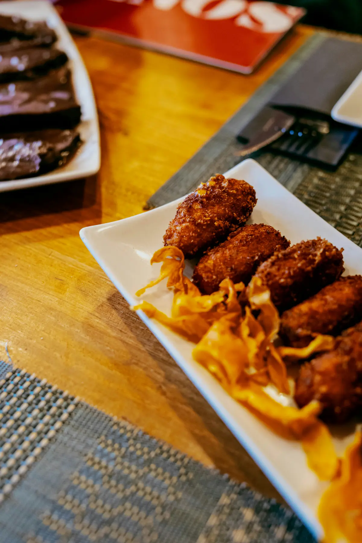 Croquetas caseras de jamón recién fritas