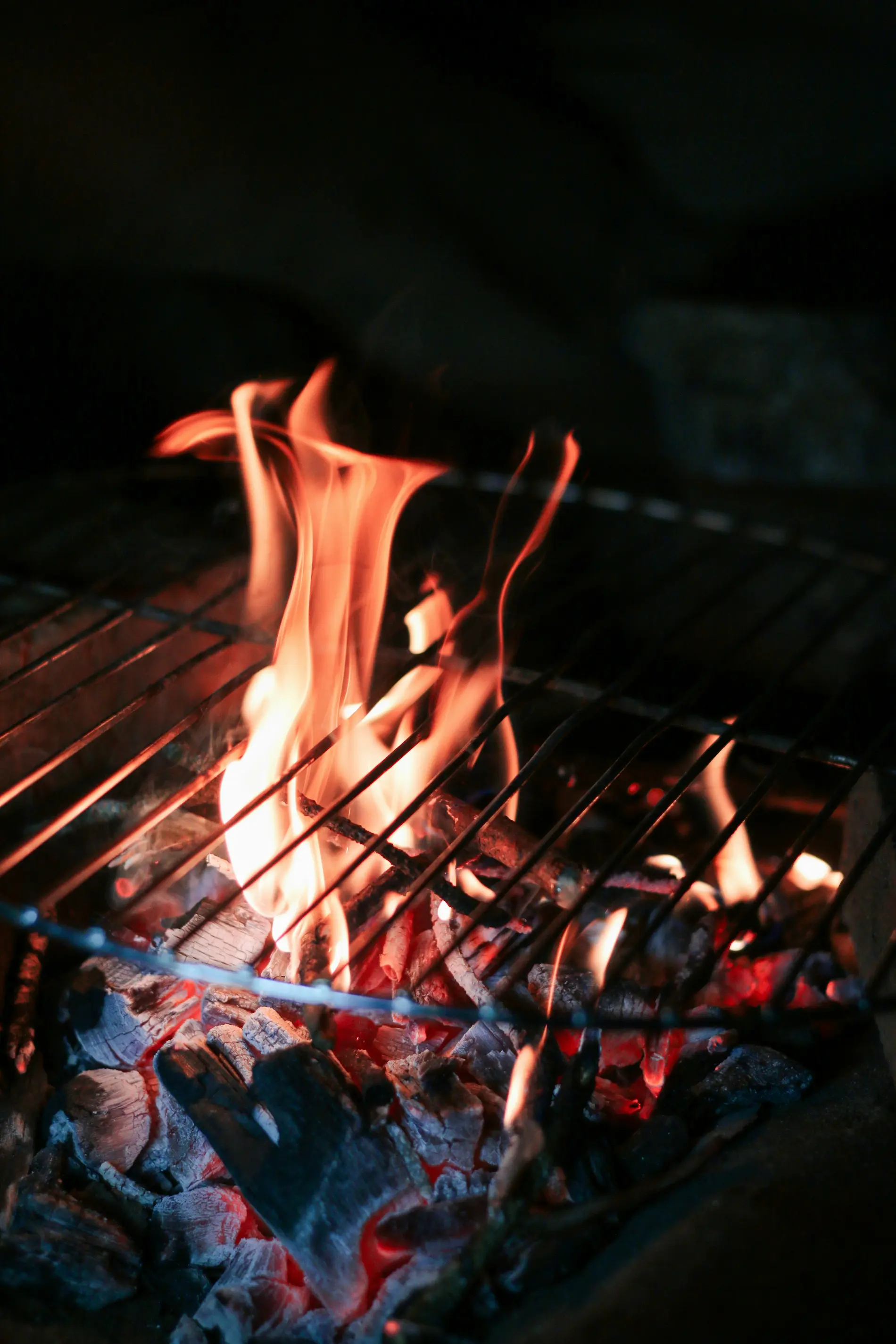 Brasas de leña encendidas en la parrilla del restaurante