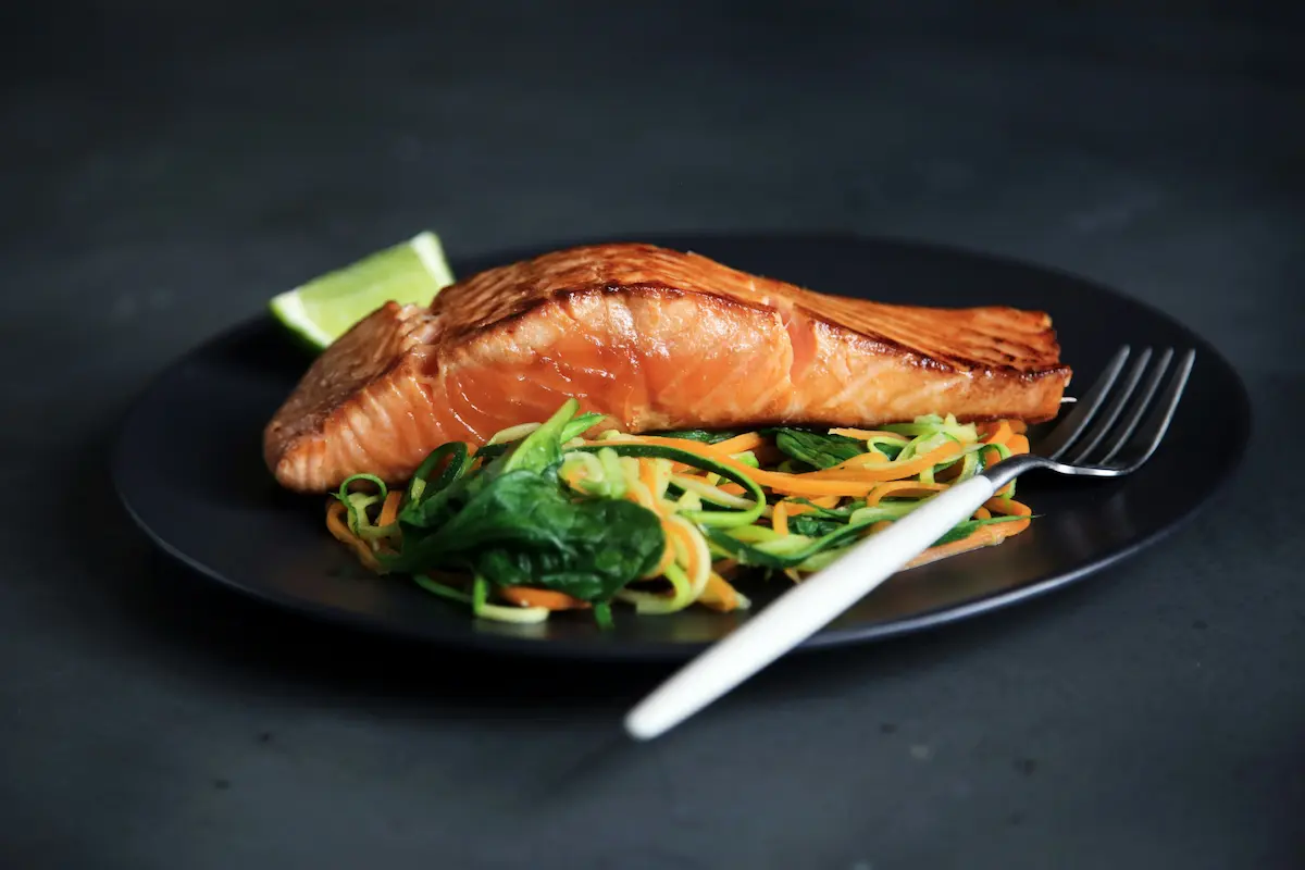 Salmón a la plancha acompañado de verduras salteadas